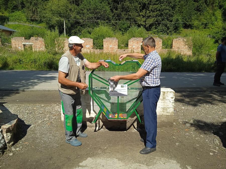 Проект “Еко-ера громад”: на Верховинщині встановили екосерце та лавки з перероблених кришечок (фото)
